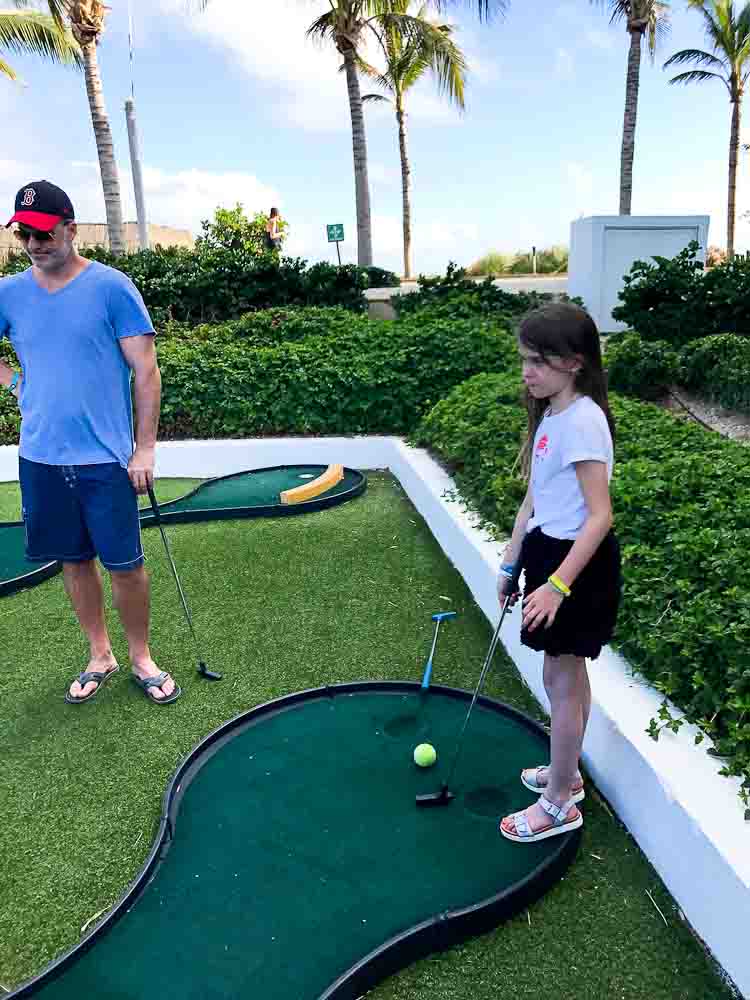 family mini golf club med cancun