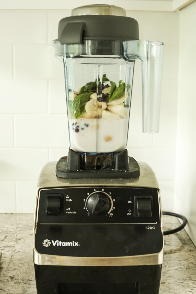 mint chocolate chip smoothie recipe ingredients in the blender