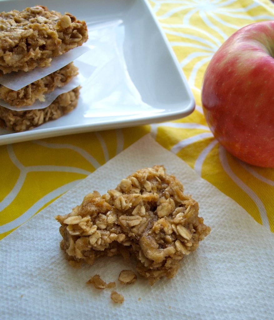 Apple peanut butter snack bars: no flour, no oil, and no refined sugar. Easy to make and perfect for an after-school snack or a lunch box treat.