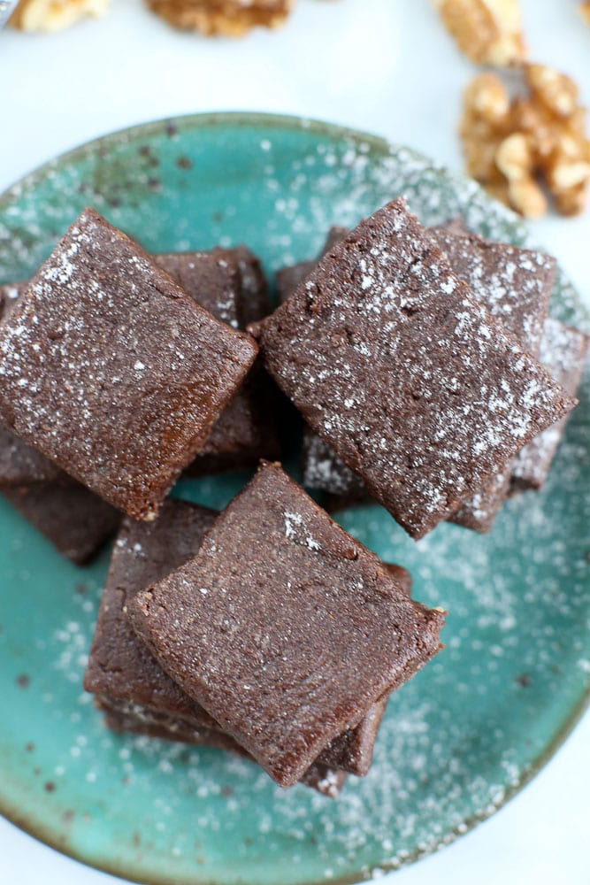 clean eating no bake brownies recipe overhead shot of brownies on a green plate