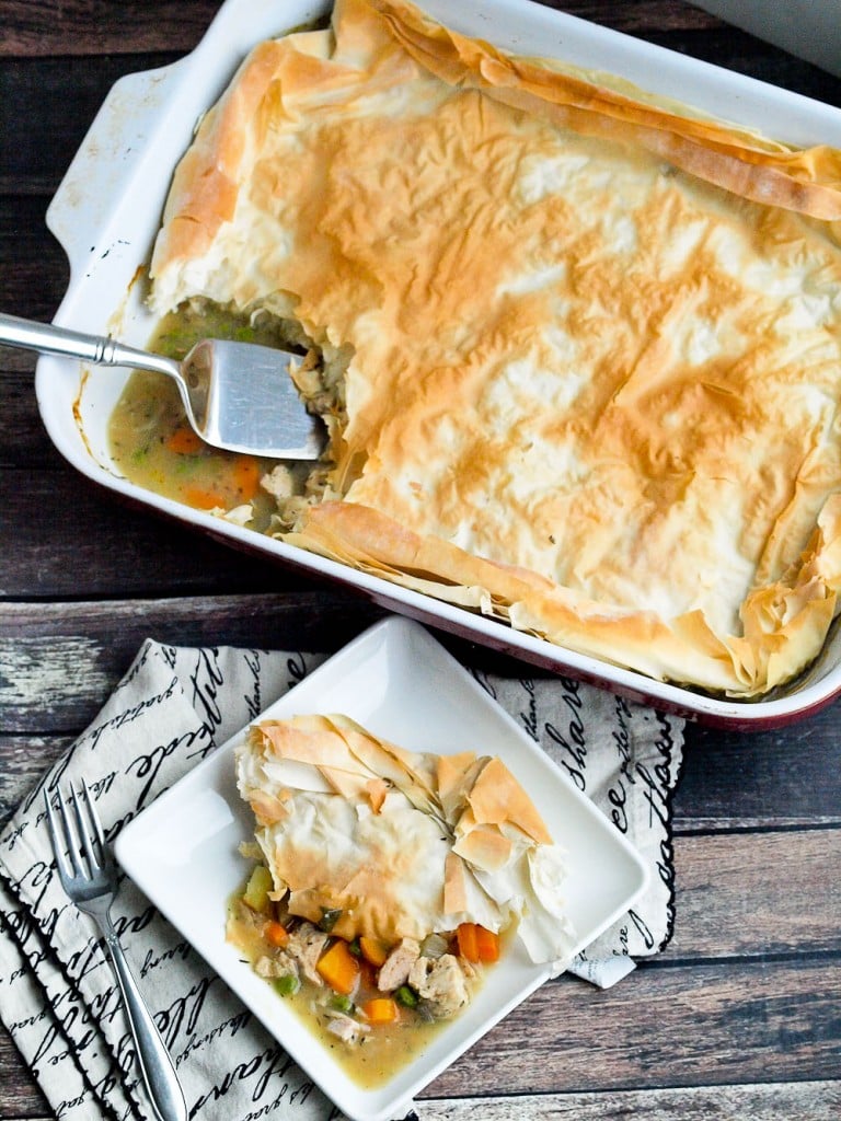 An easy, lightened up turkey (or chicken!) pot pie recipe that is perfect for Thanksgiving leftovers. This is such an easy and healthy pot pie recipe. Ready in under an hour and dairy free.