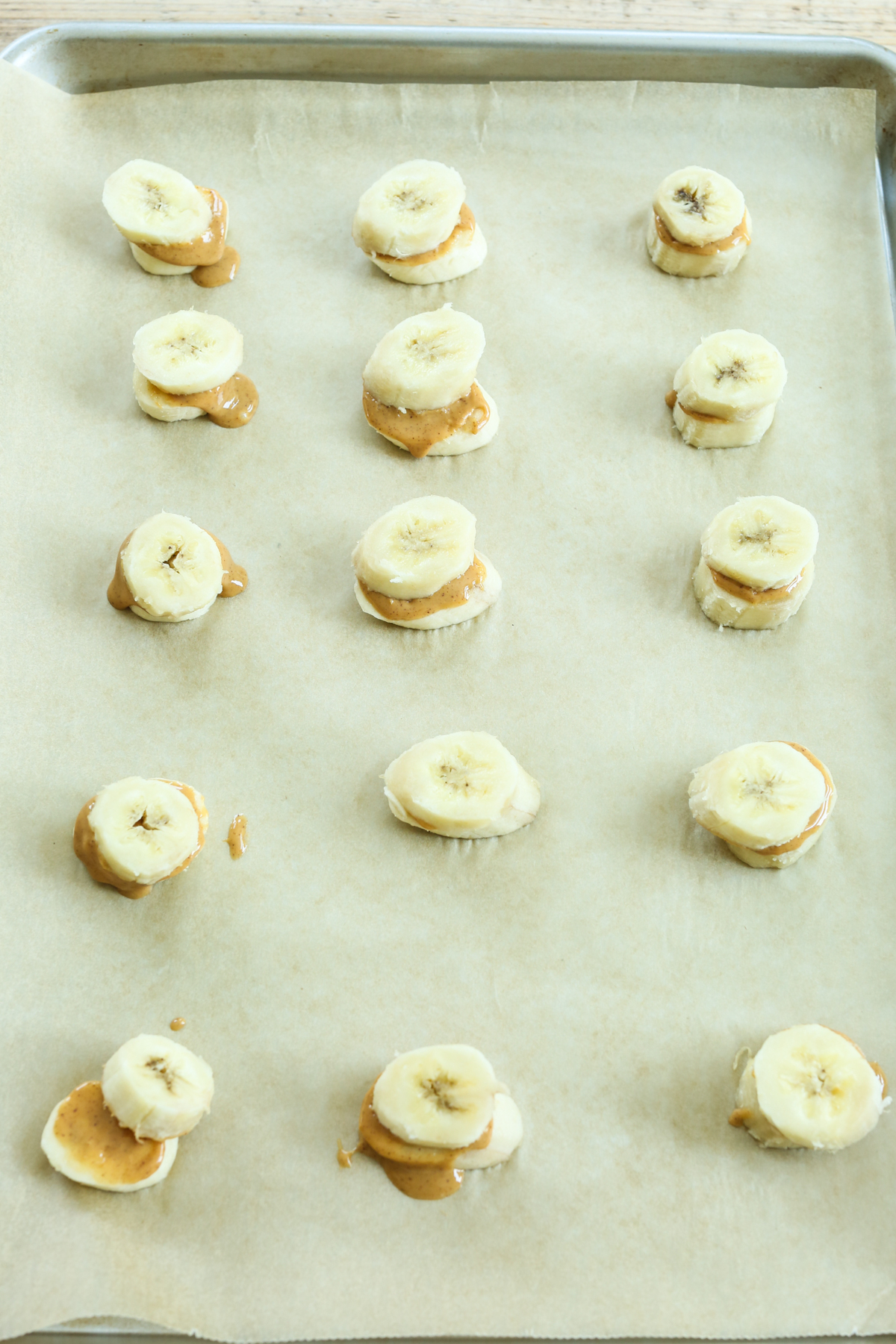 sliced bananas with peanut butter in the middle 