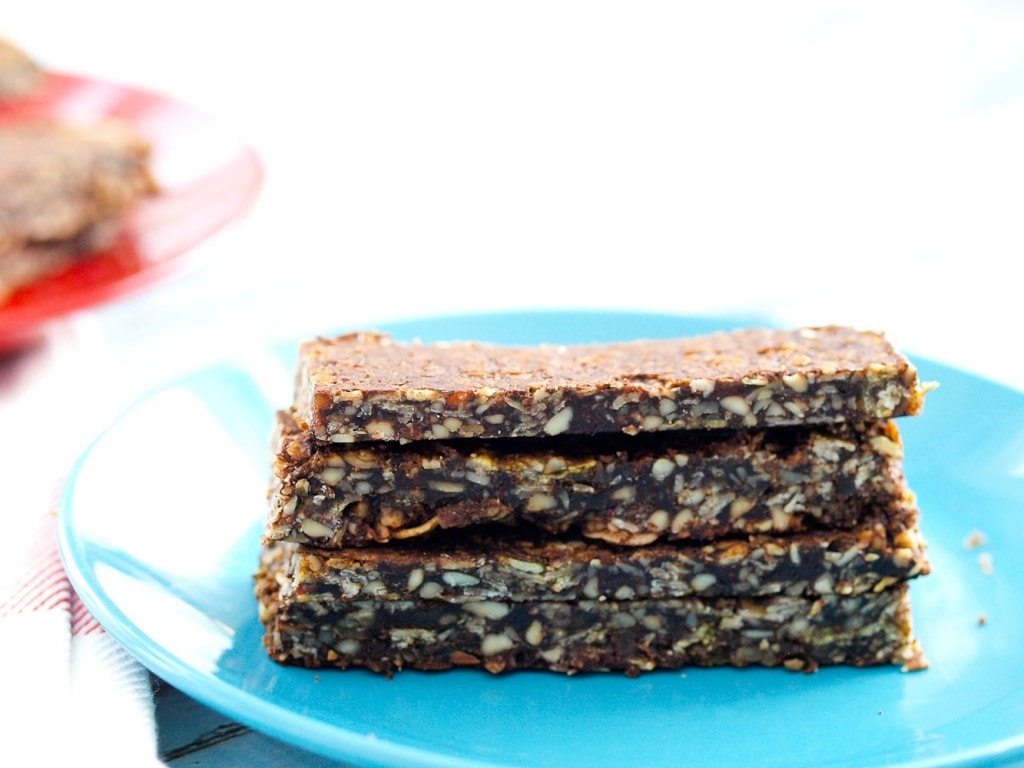 These homemade Chocolate Oatmeal Granola Bars taste a little like a no-bake cookie, but they are super healthy! They make a great after school snack and this is an easy snack recipe!