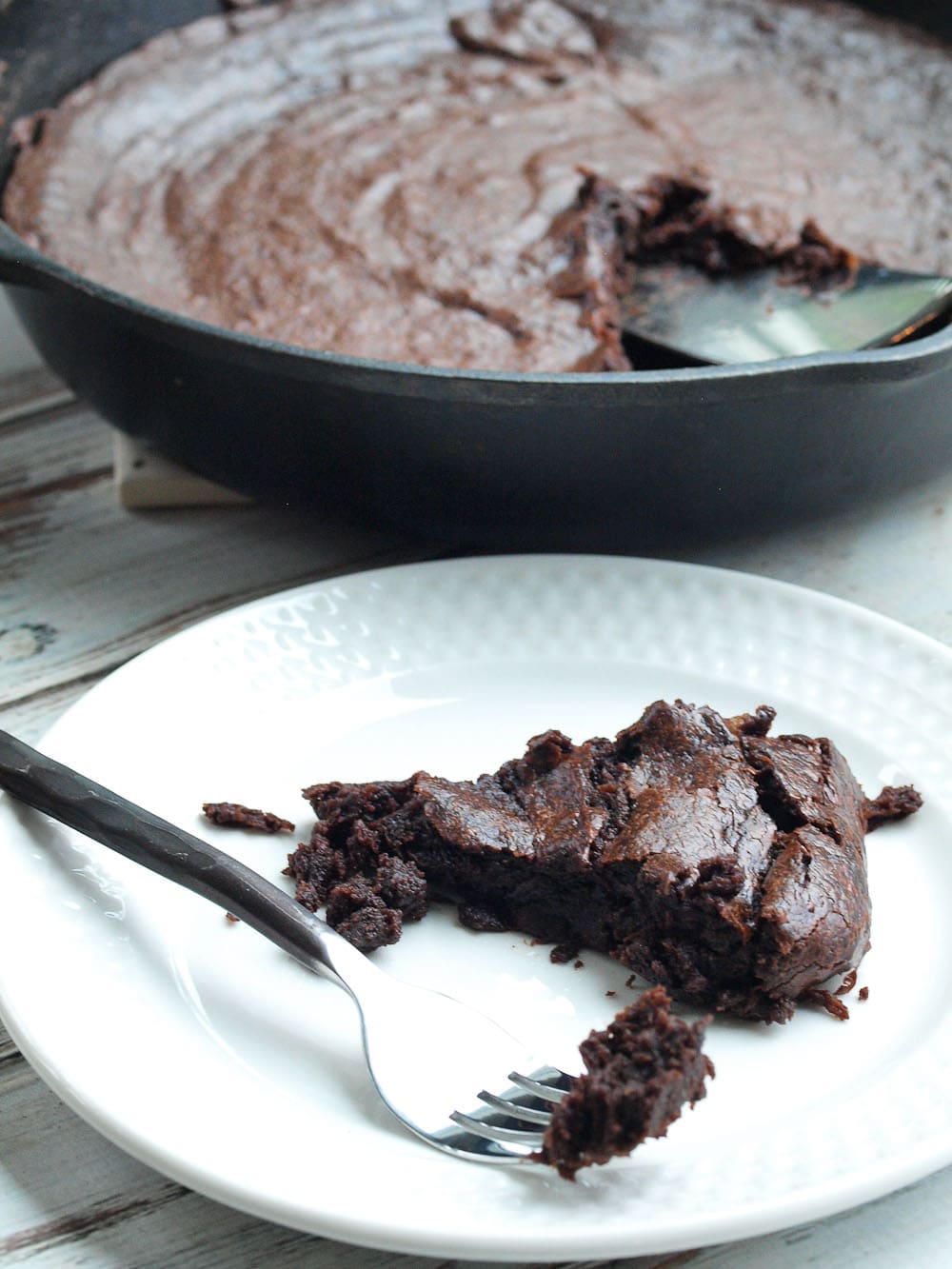 Chocolate Fudge Banana Skillet Cake Recipe--You can make this healthy skillet cake from start to finish in 20 minutes!! Your dessert is waiting. :) Vegan and paleo friendly. No flour and no refined sugar!