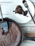 Chocolate Fudge Banana Skillet Cake Recipe--You can make this healthy skillet cake from start to finish in 20 minutes!! Your dessert is waiting. :) Vegan and paleo friendly. No flour and no refined sugar!