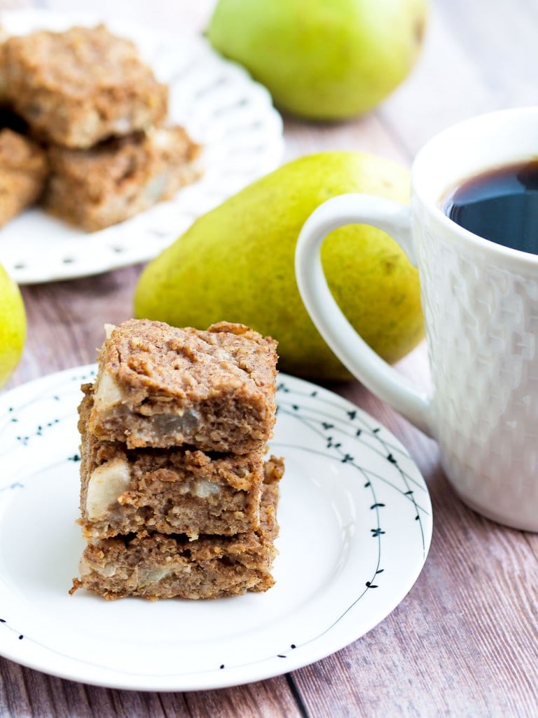 Fruit sweetened pear oatmeal bars recipe. These Pear Oatmeal Bars are made with NO added sugar, are vegan, and gluten-free. They make a perfect healthy breakfast or snack! Great for kids and toddlers, too.