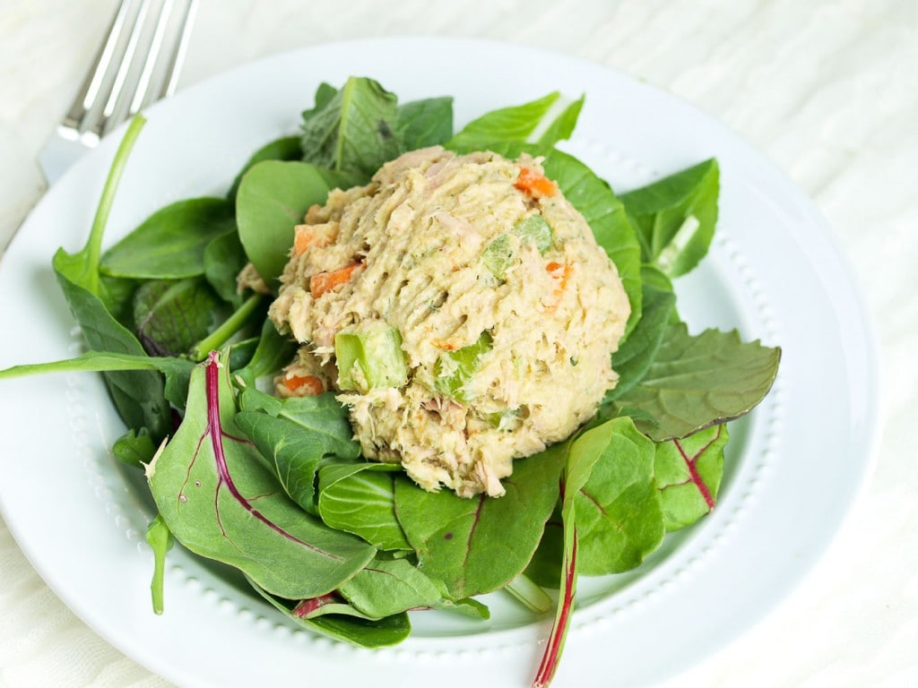 This Avocado Tuna Salad recipe is made with no mayo! This makes a great high-protein, low-carb lunch idea! Great paleo lunch recipe.