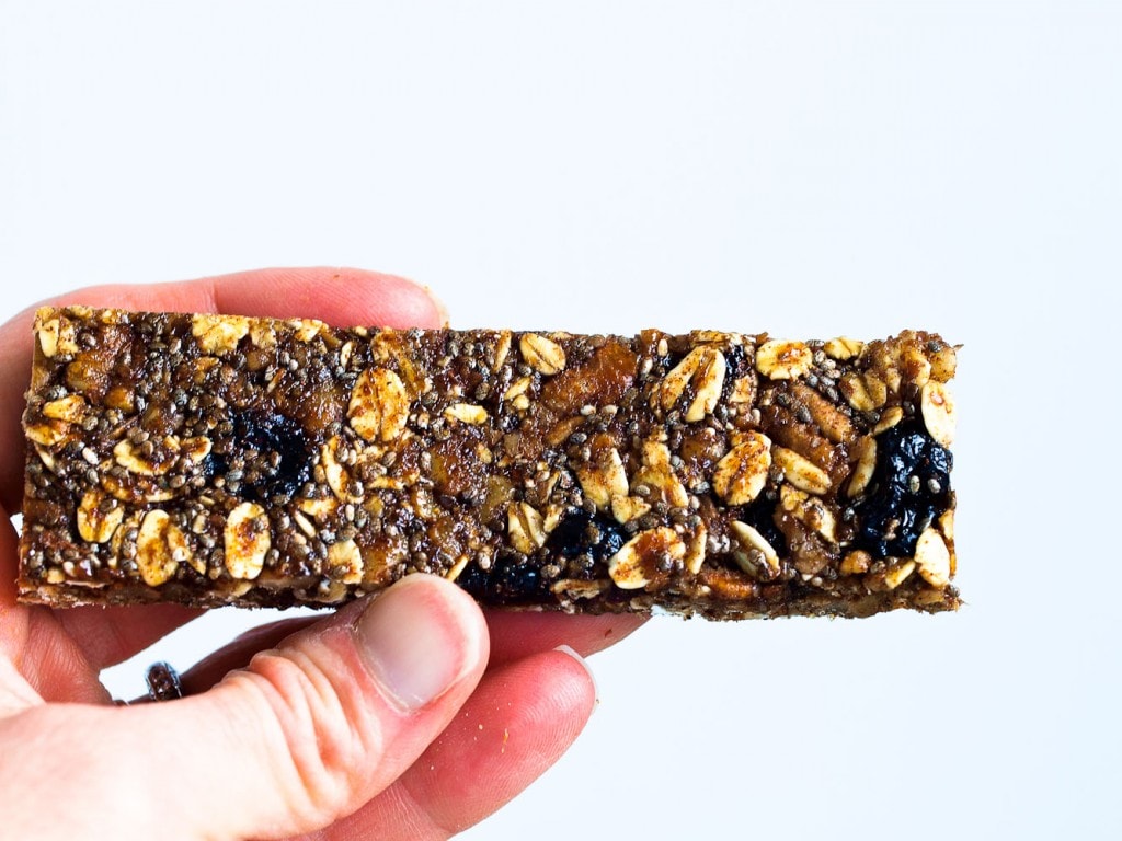 Pecan Cranberry Granola Bar Recipe--These healthy homemade granola bars are super easy to make and taste like pecan pie!! The best!!