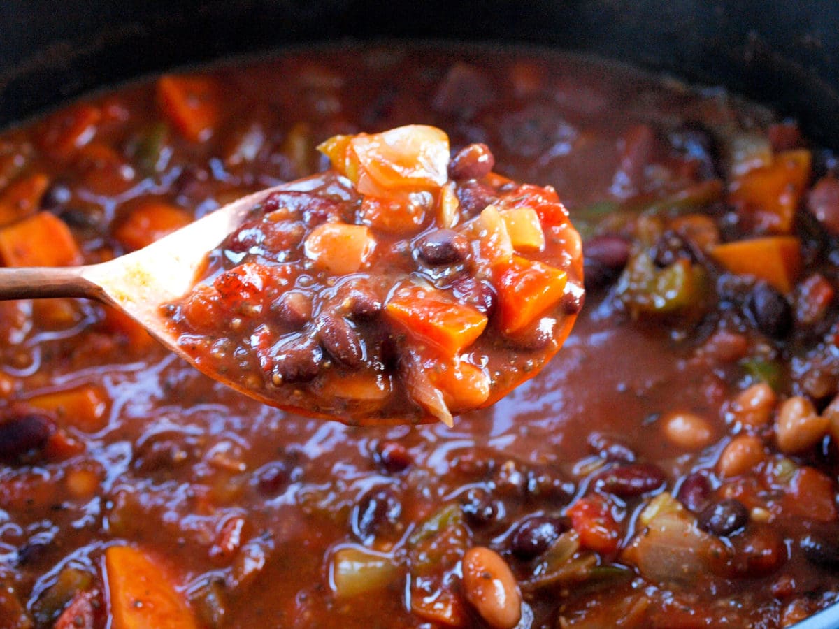 Superfoods Vegan Chili in the Slow Cooker