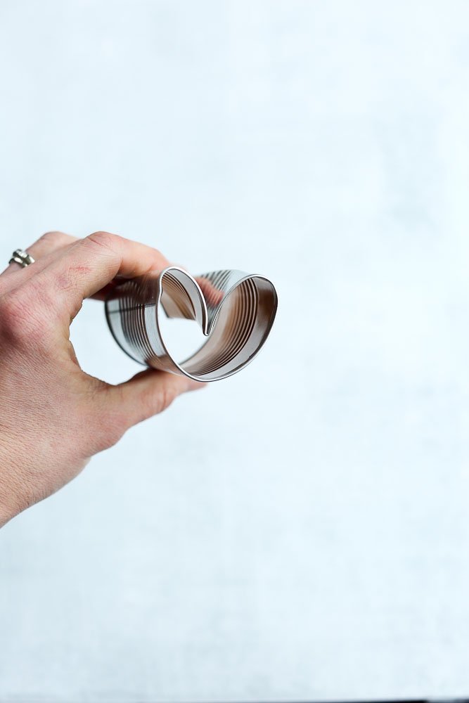 How to make strawberry hearts, the can bent into a heart shape