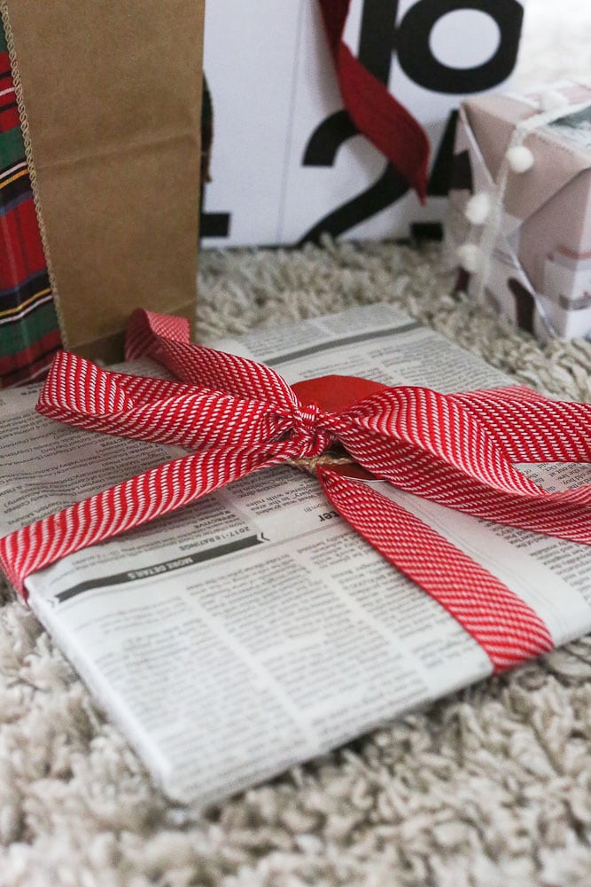 Upcycling gift wrapping ideas newspaper