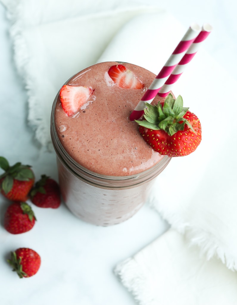 https://happyhealthymama.com/wp-content/uploads/2019/07/Strawberry-Chocolate-Protein-Smoothie-2.jpg