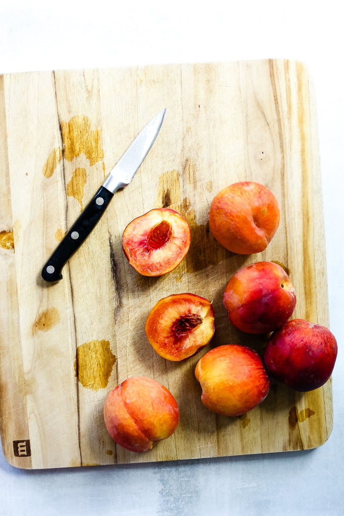 slicing fresh peaches