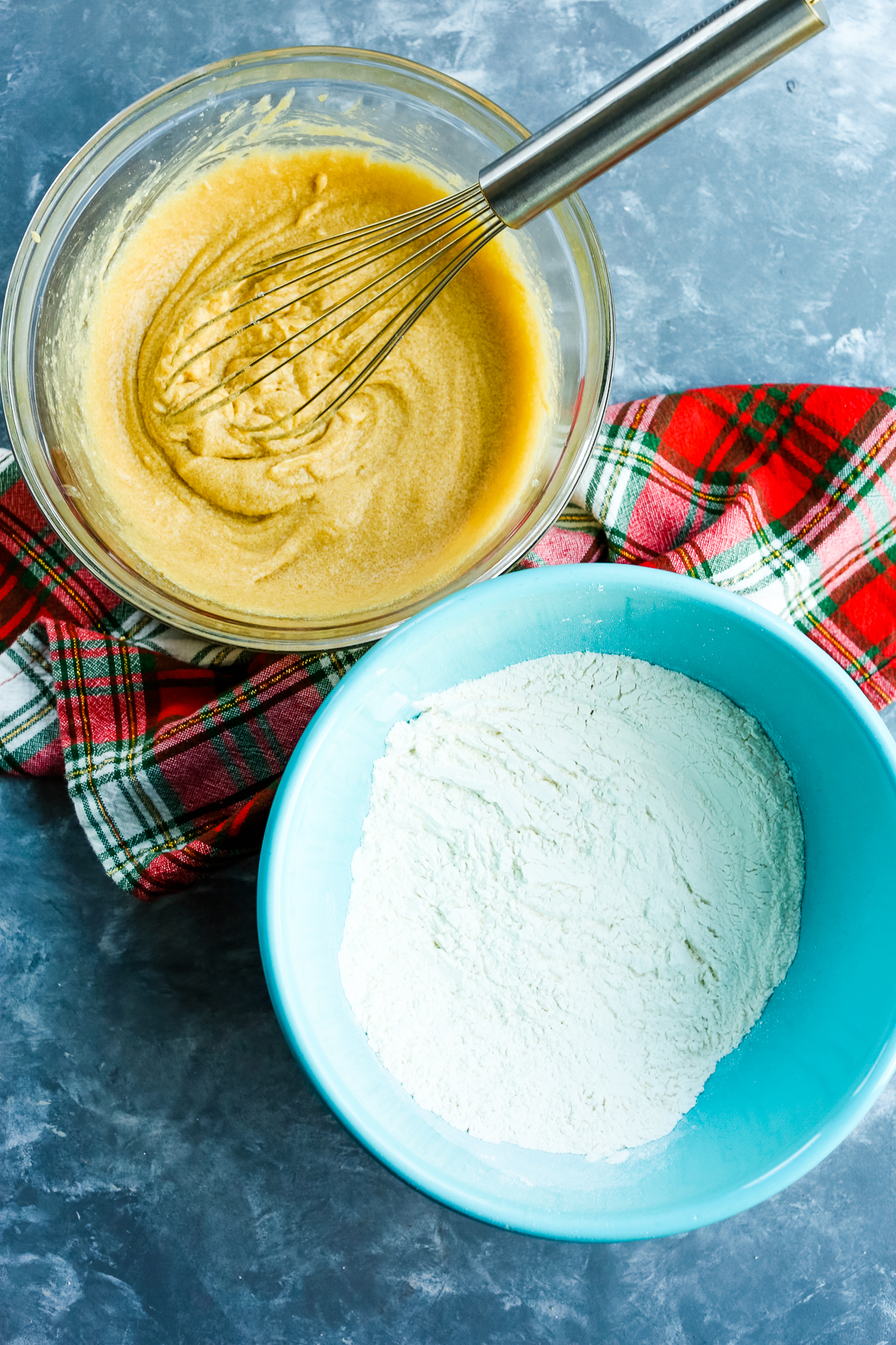 two bowls of dry and wet ingredients