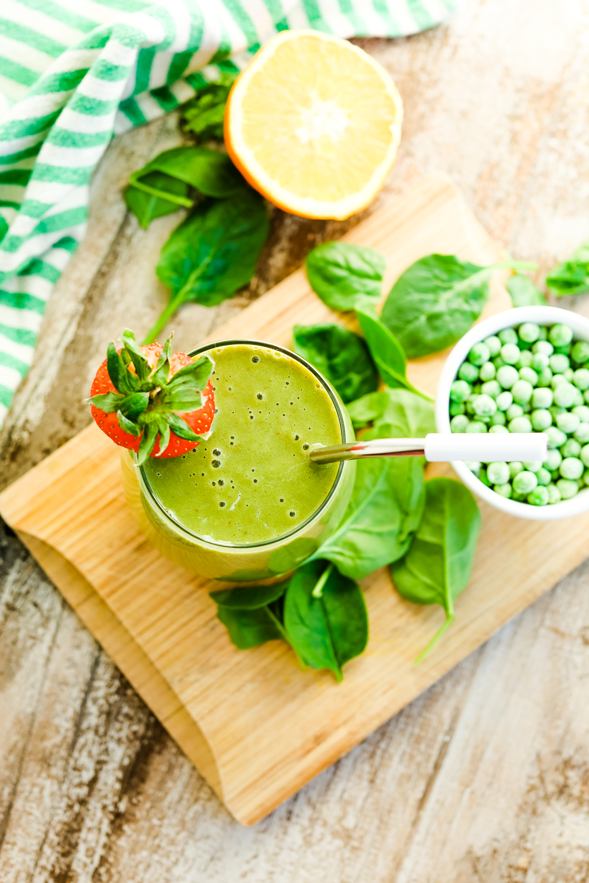 green smoothie overhead shot