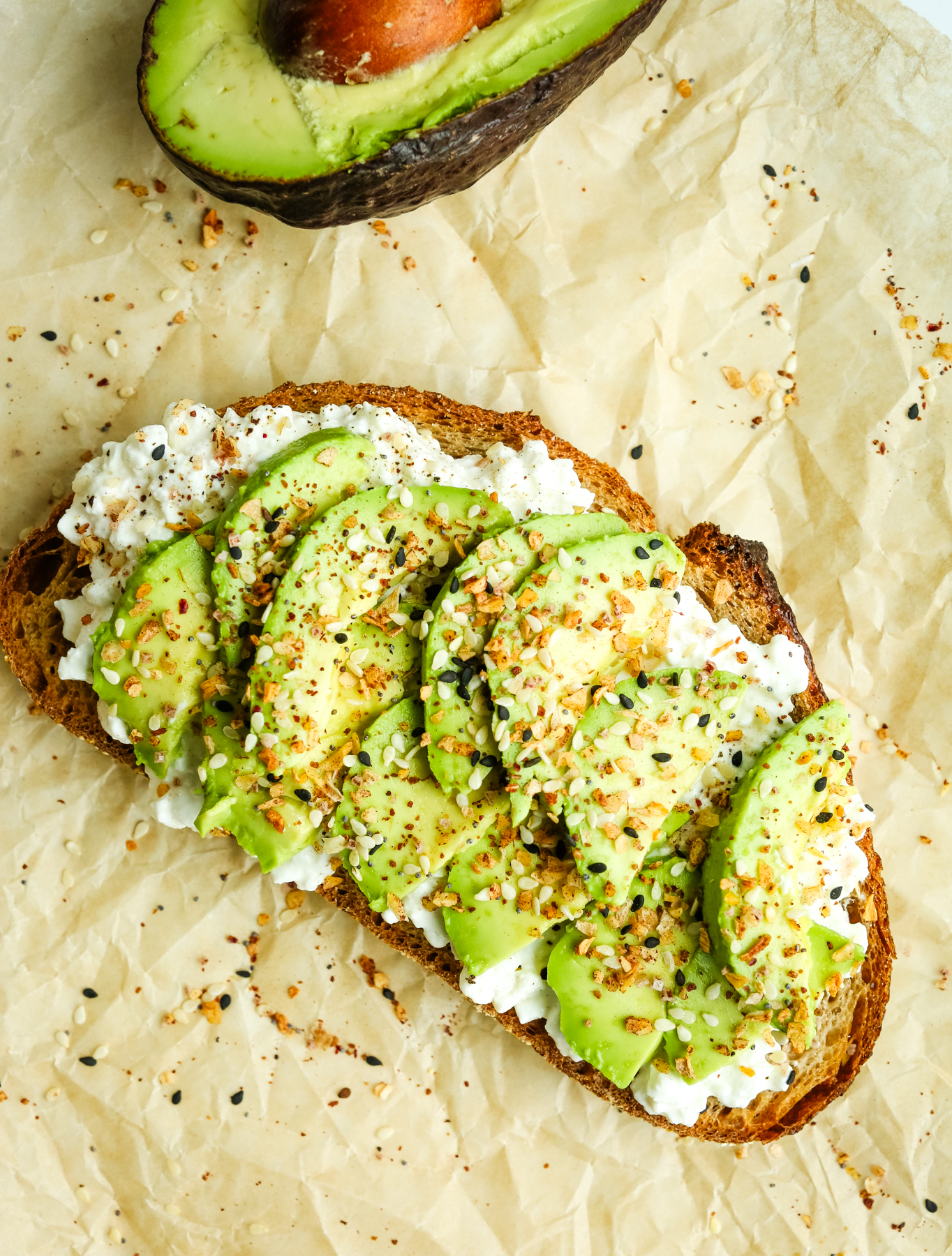toast with avocado and everything bagel seasoning topping